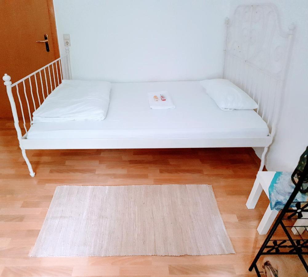 Budget Rooms In Halle With Shared Bathroom, Free Wifi, Netflix & Ipad Exterior foto