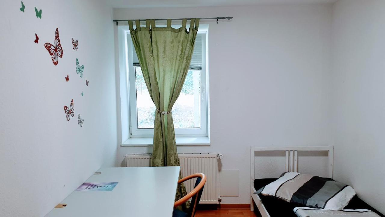 Budget Rooms In Halle With Shared Bathroom, Free Wifi, Netflix & Ipad Exterior foto