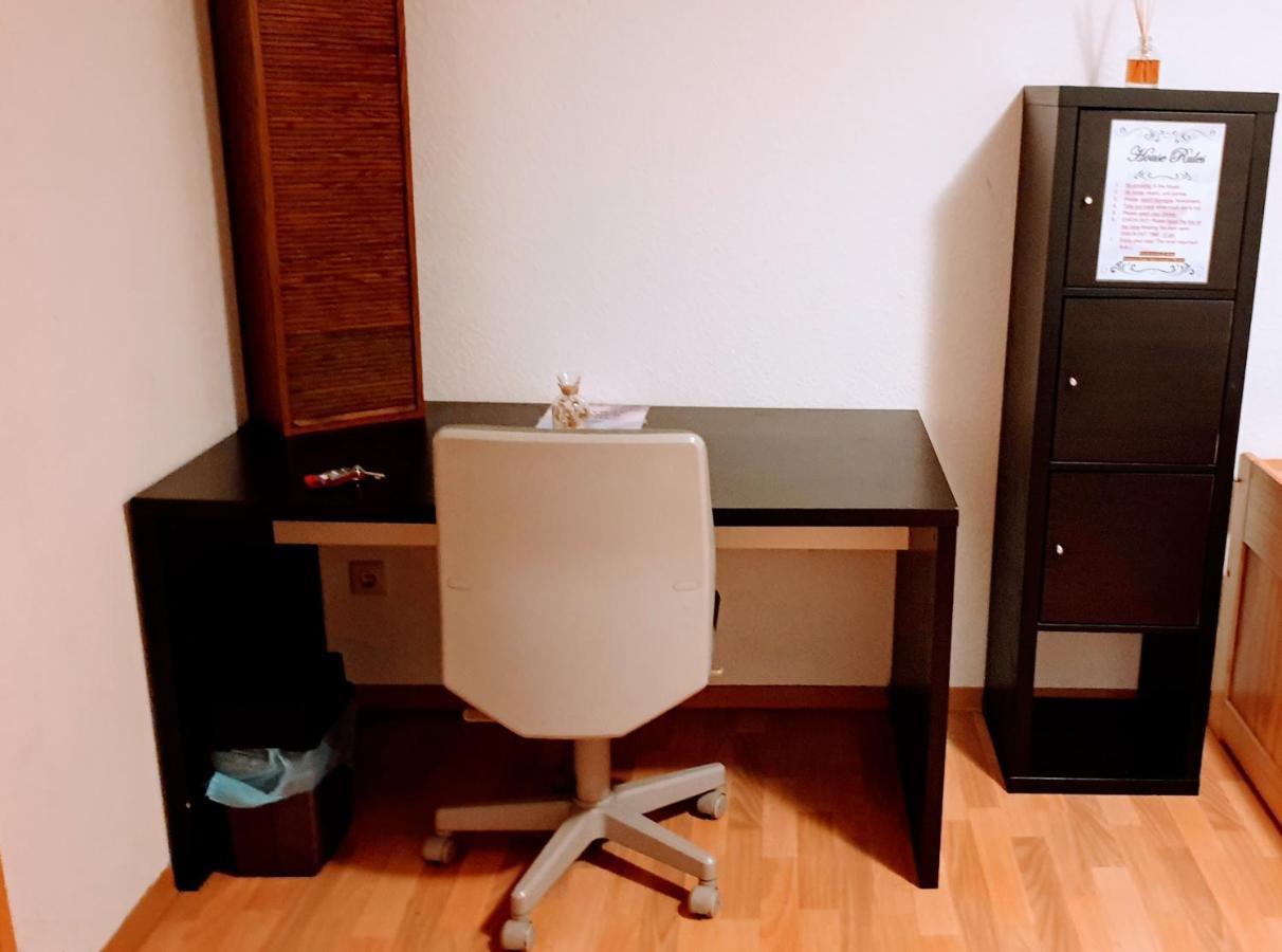 Budget Rooms In Halle With Shared Bathroom, Free Wifi, Netflix & Ipad Exterior foto